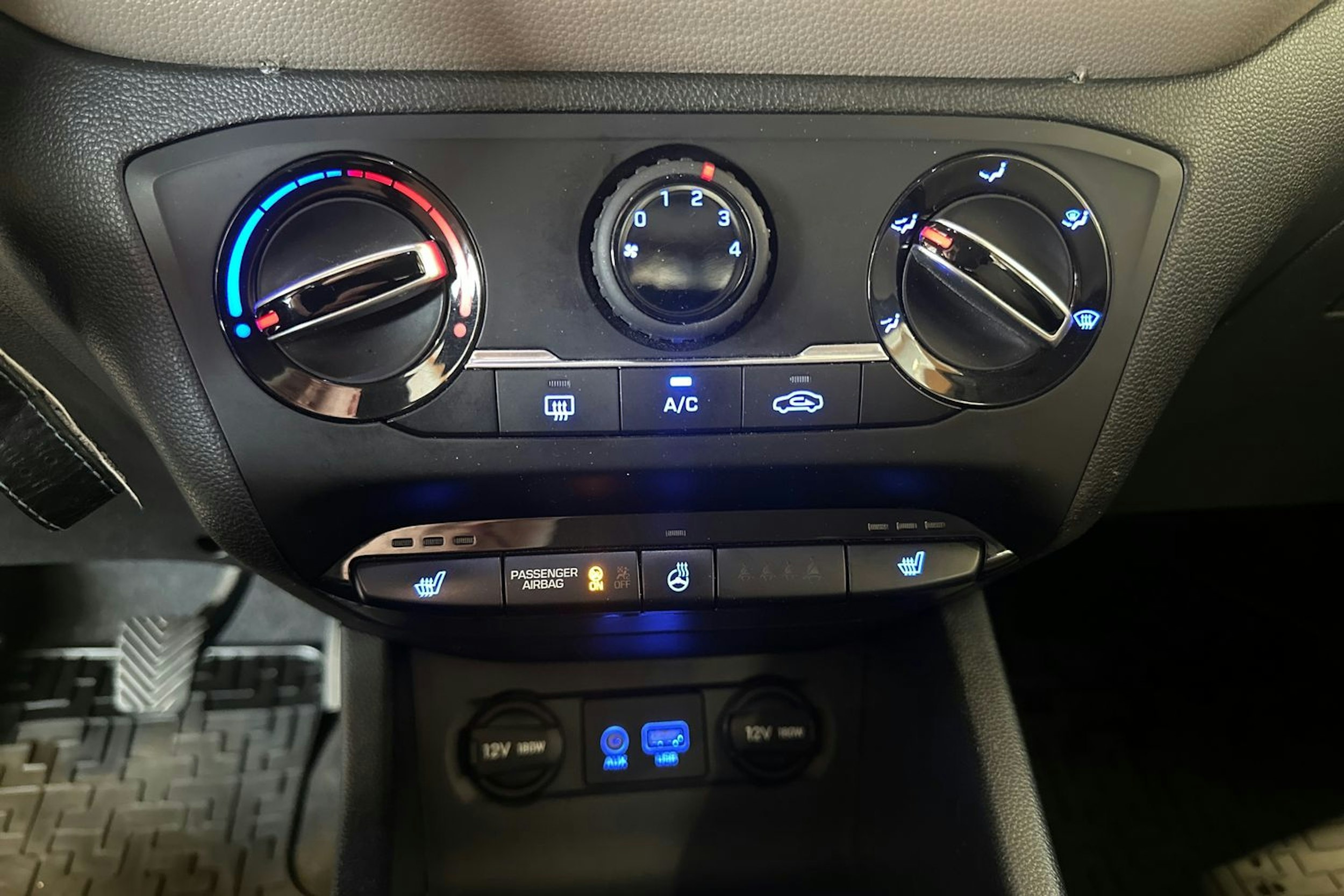 Oranssi Hyundai i20 5d 2015 kuva 16.