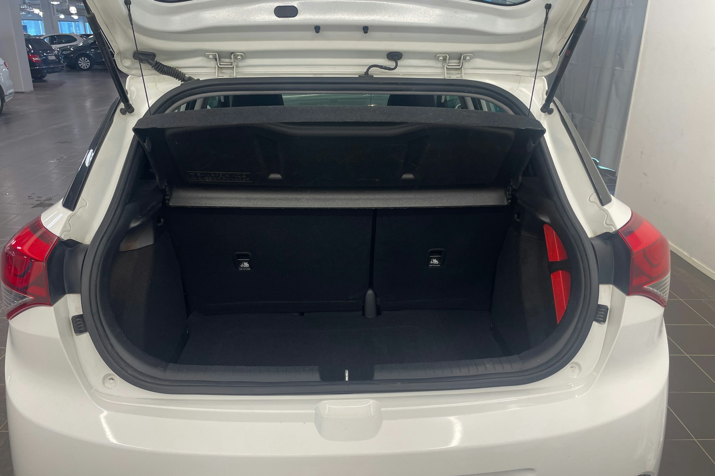 valkoinen Hyundai i20 5d 2016 kuva 16.