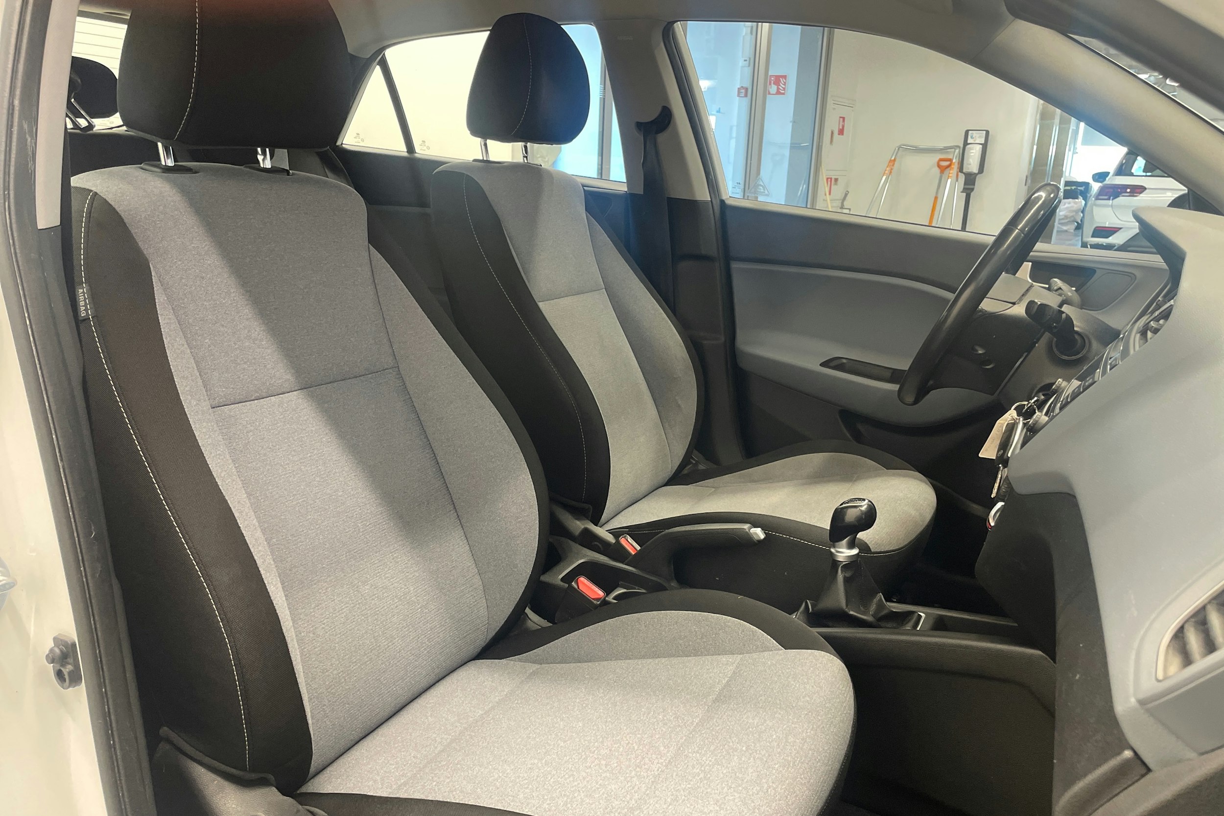 valkoinen Hyundai i20 5d 2016 kuva 18.