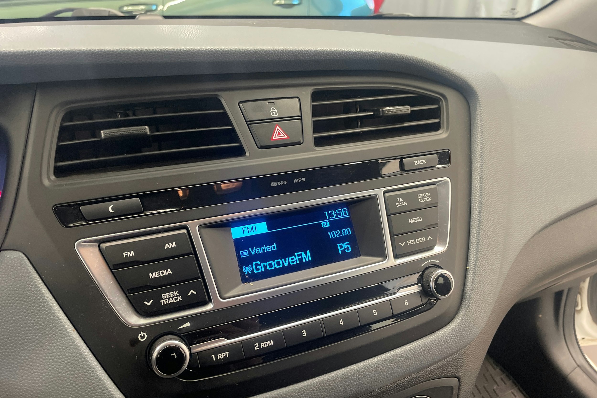 valkoinen Hyundai i20 5d 2016 kuva 22.