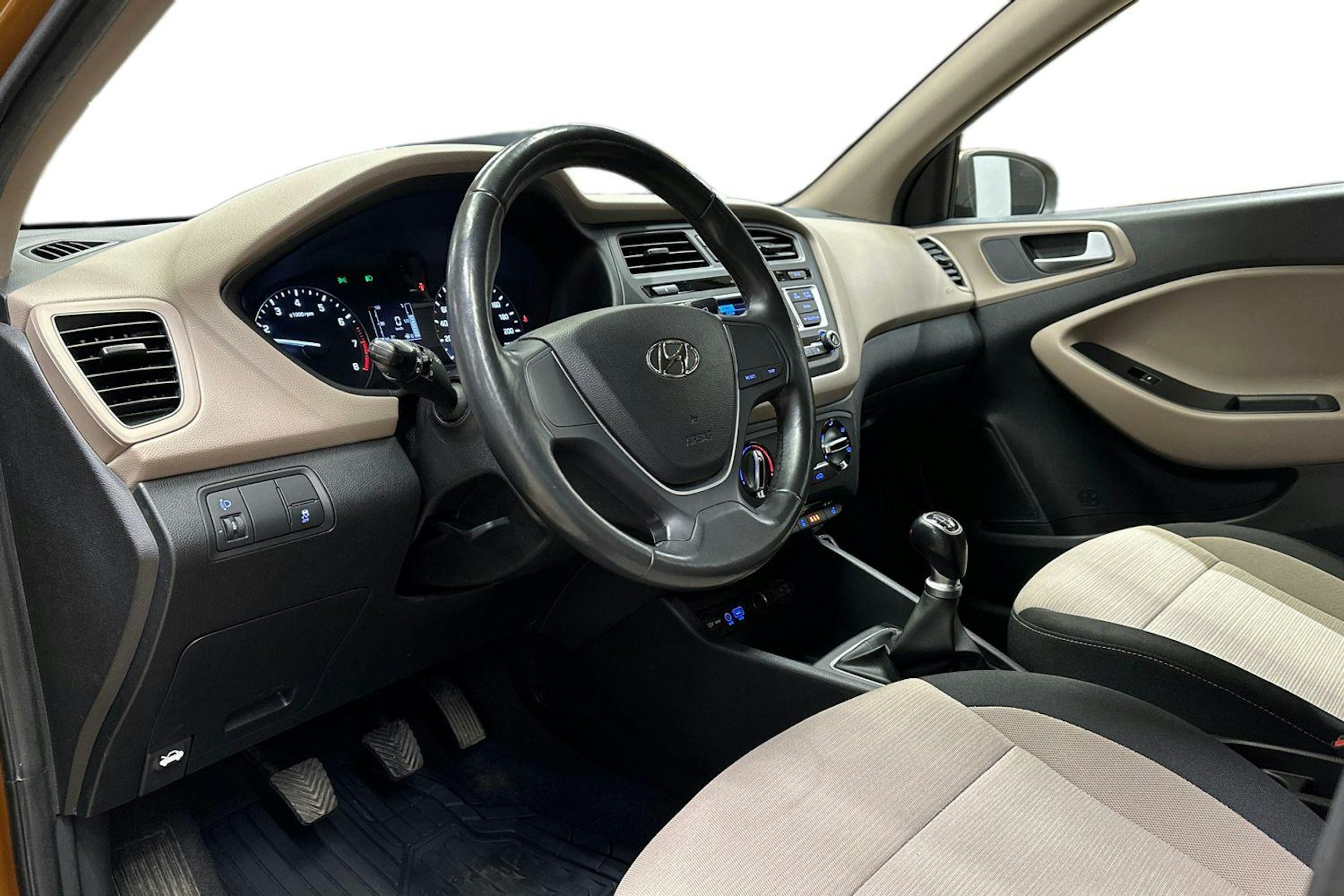 oranssi Hyundai i20 5d 2016 kuva 7.