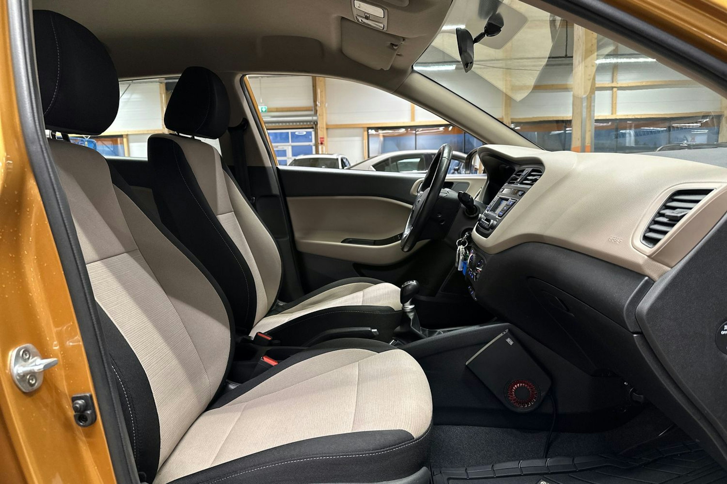 oranssi Hyundai i20 5d 2016 kuva 14.