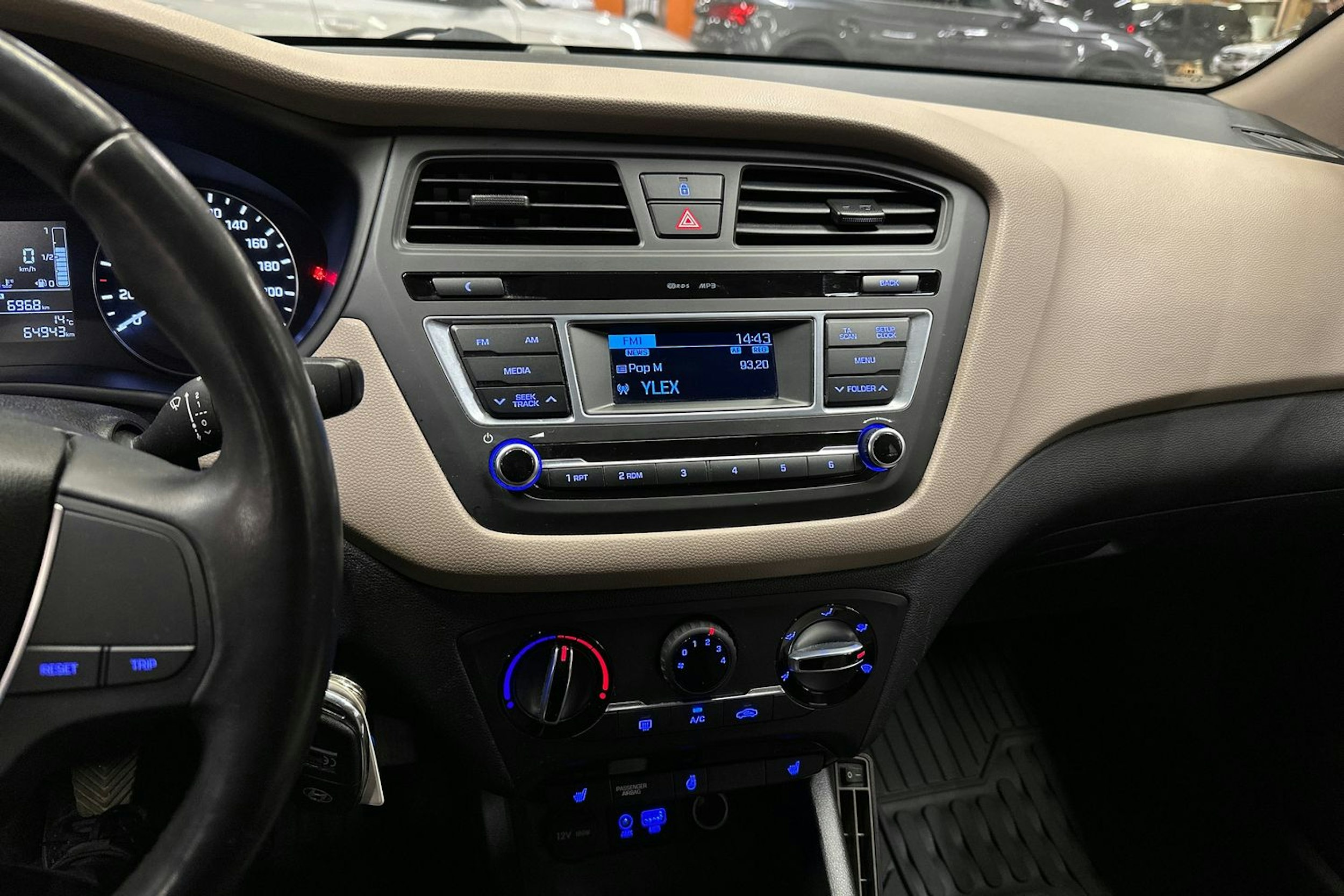 oranssi Hyundai i20 5d 2016 kuva 15.