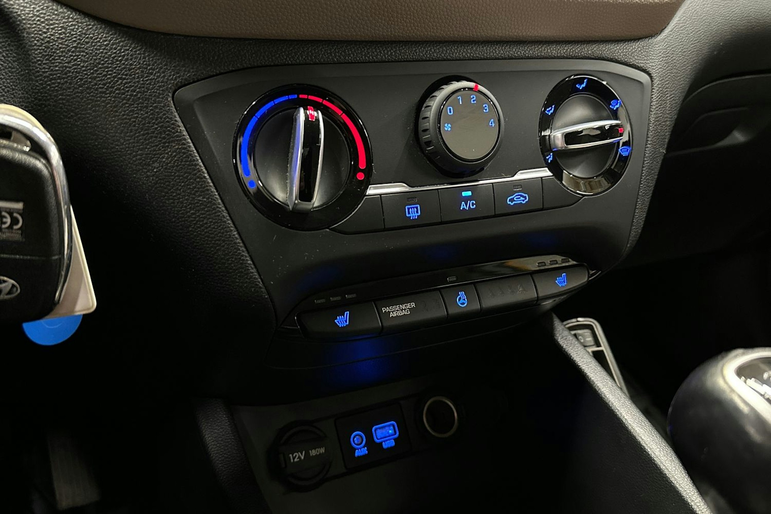 oranssi Hyundai i20 5d 2016 kuva 16.