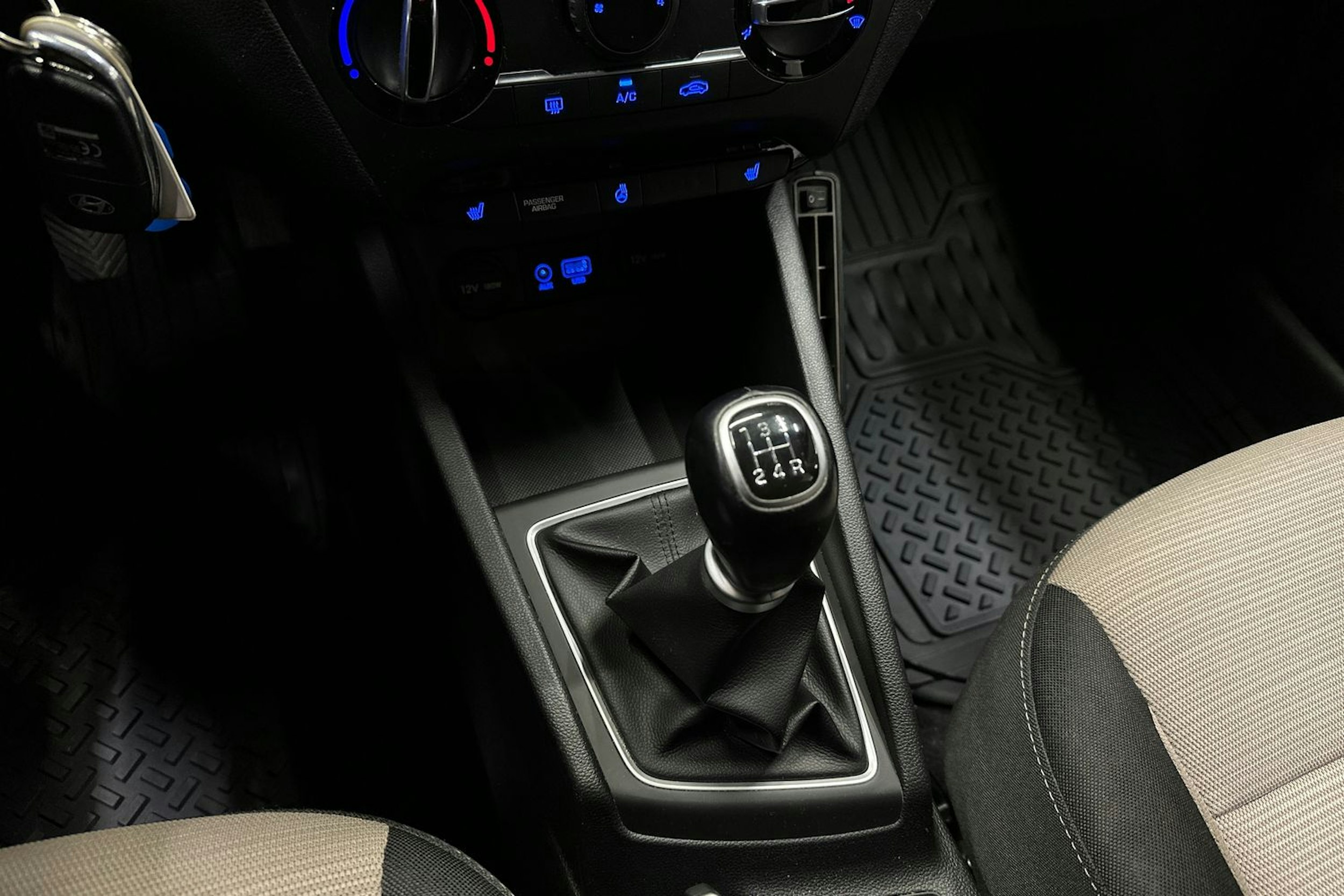 oranssi Hyundai i20 5d 2016 kuva 18.