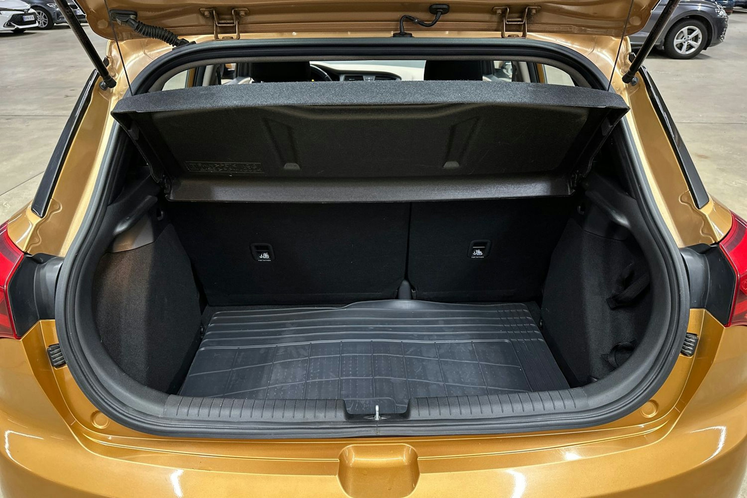 oranssi Hyundai i20 5d 2016 kuva 21.