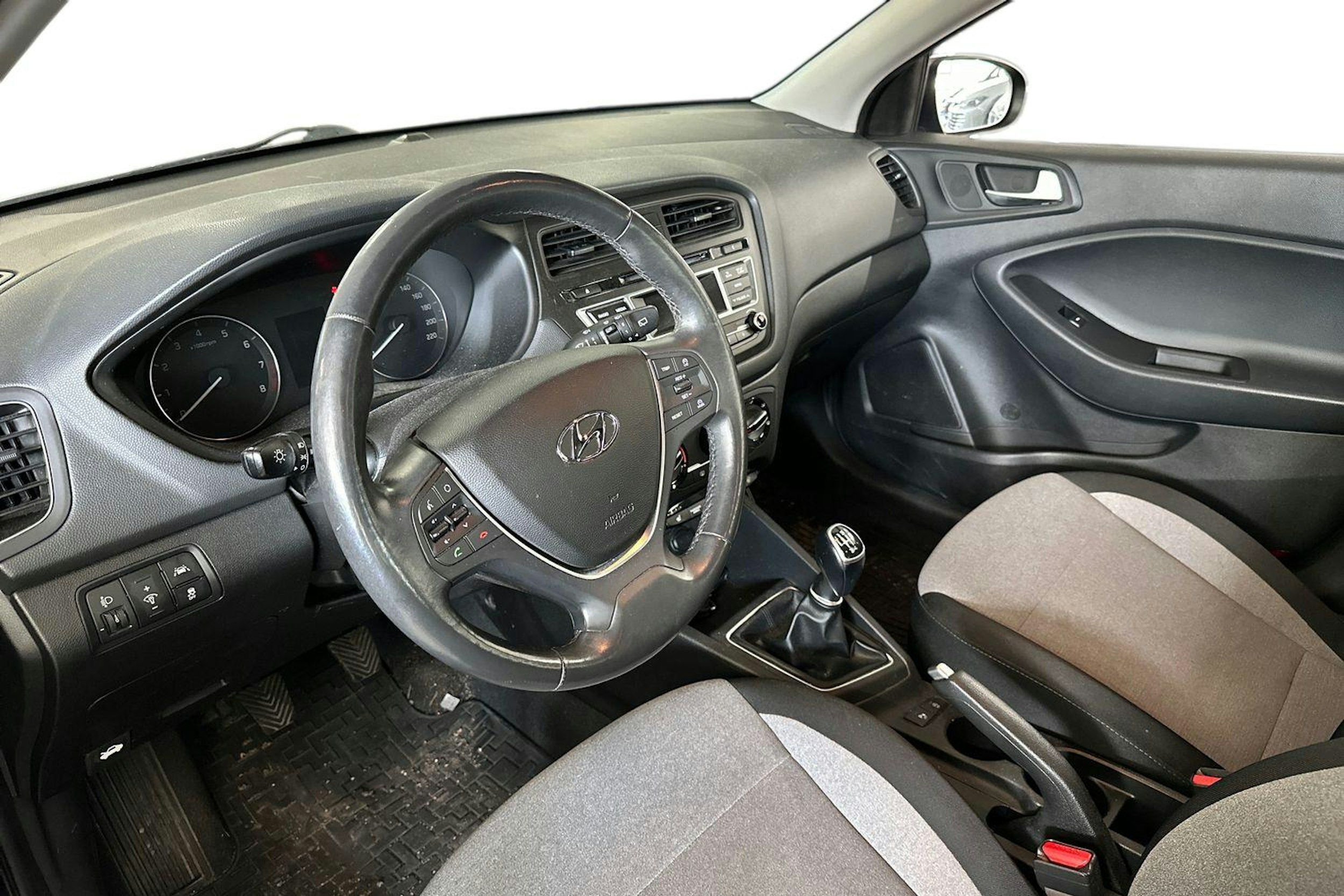 Harmaa Hyundai i20 5d 2016 kuva 3.