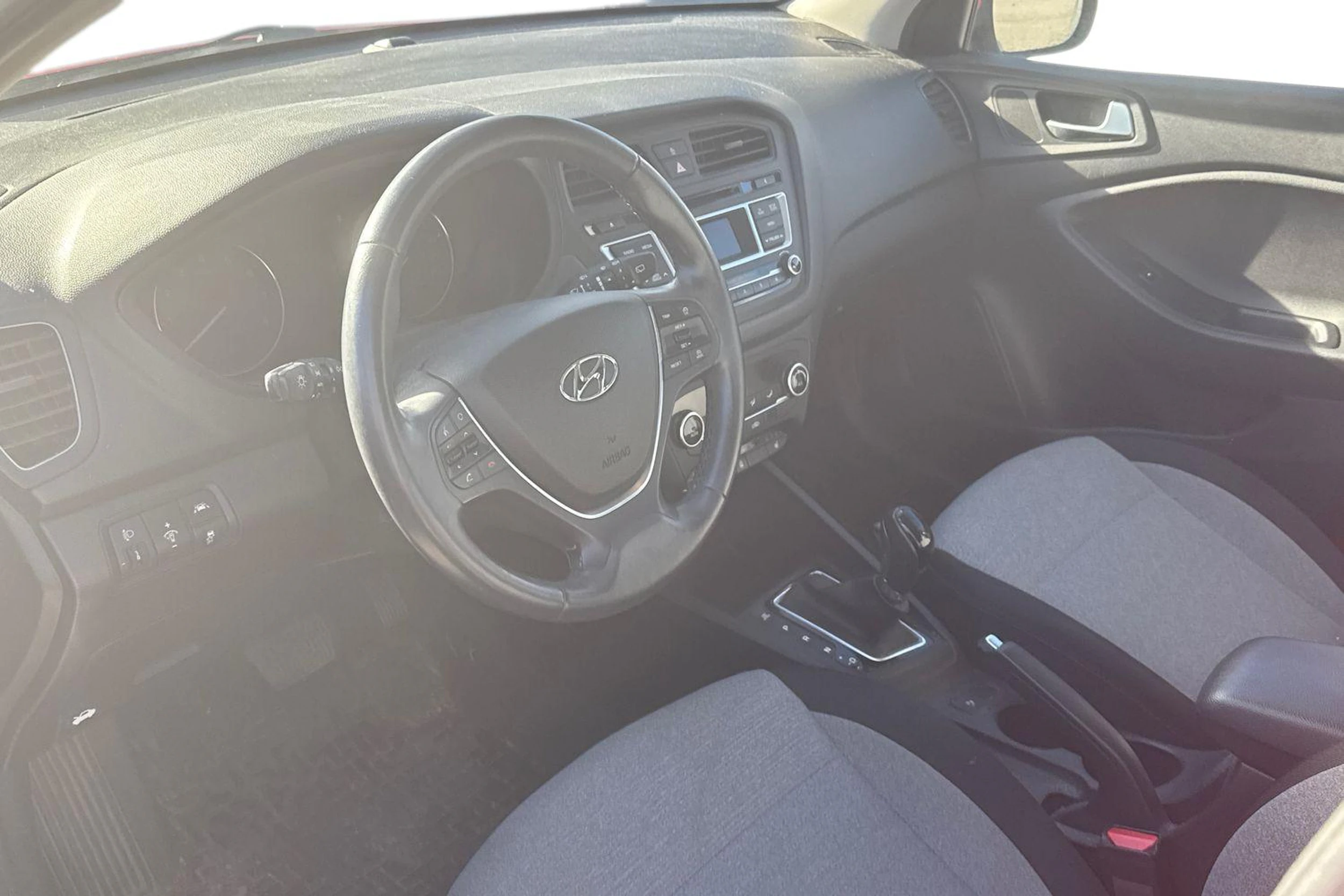 Punainen Hyundai i20 5d 2017 kuva 3.