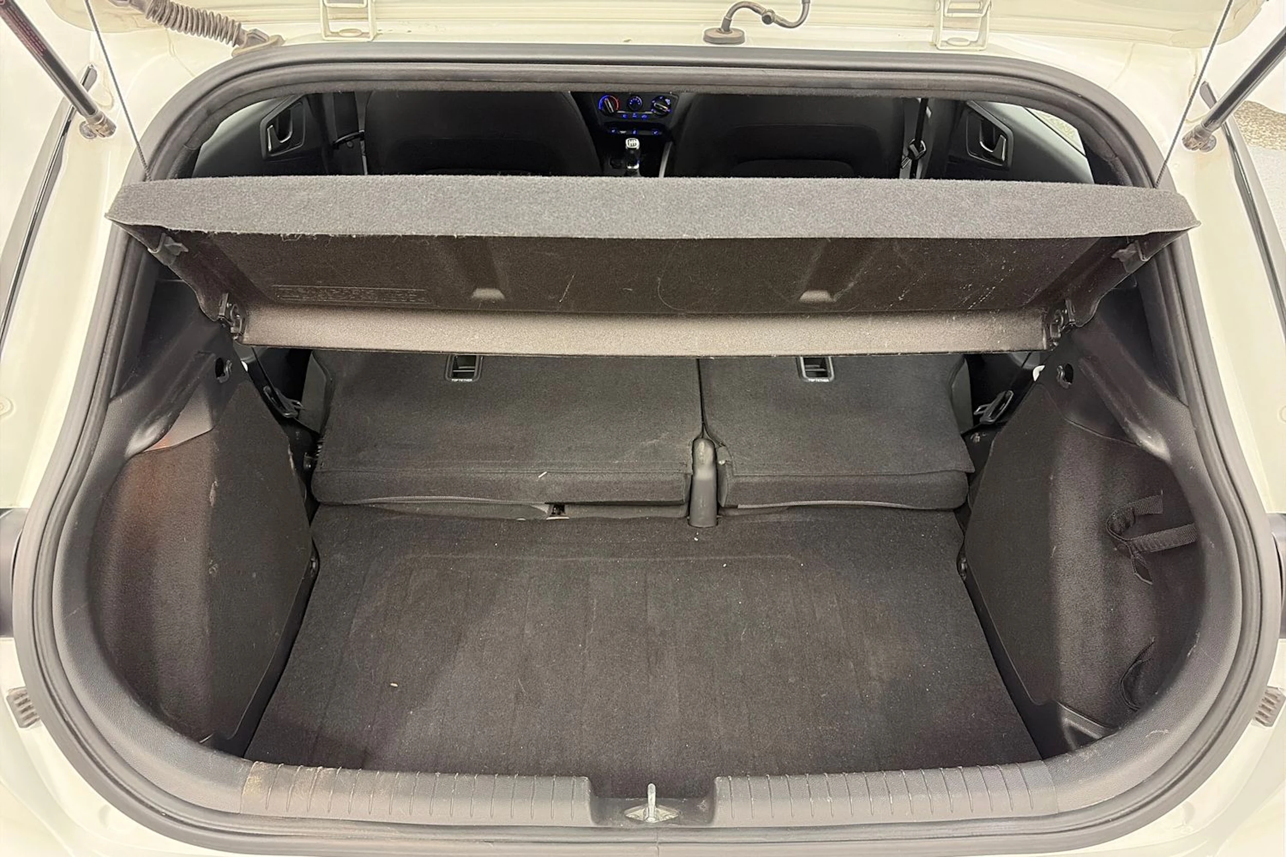 valkoinen Hyundai i20 5d 2018 kuva 15.