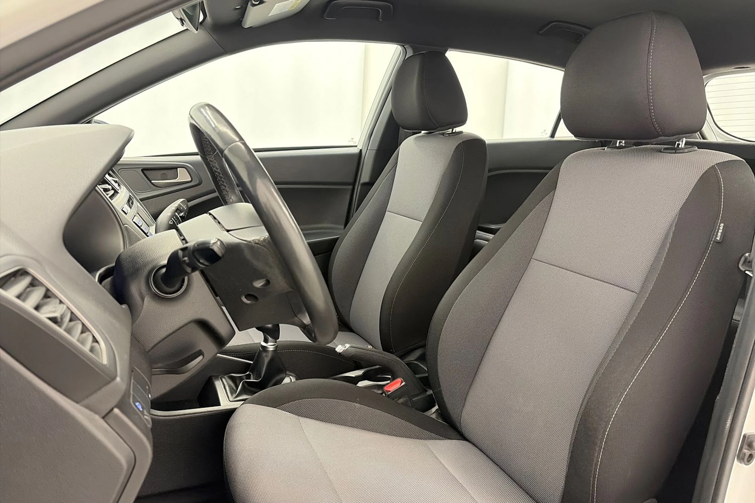 valkoinen Hyundai i20 5d 2018 kuva 16.