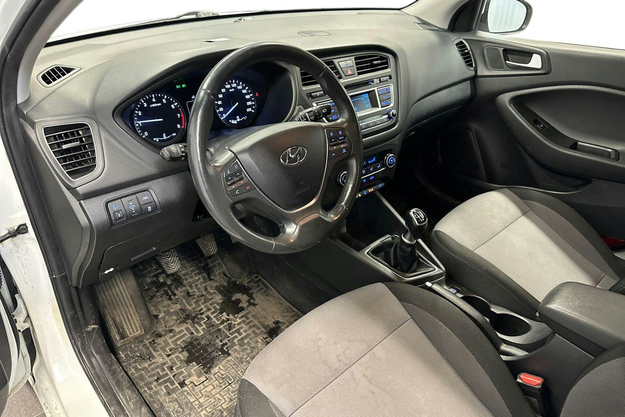 Valkoinen Hyundai i20 5d 2018 kuva 3.