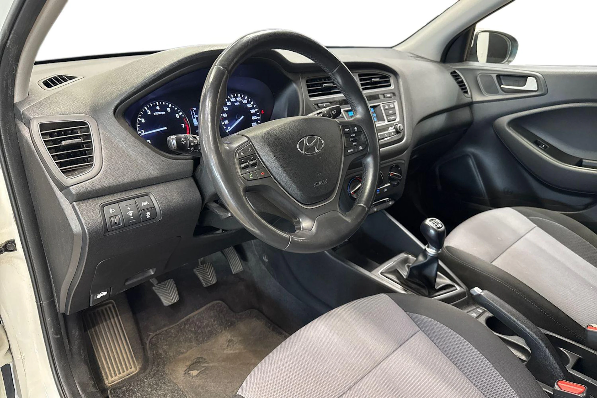 valkoinen Hyundai i20 5d 2018 kuva 6.