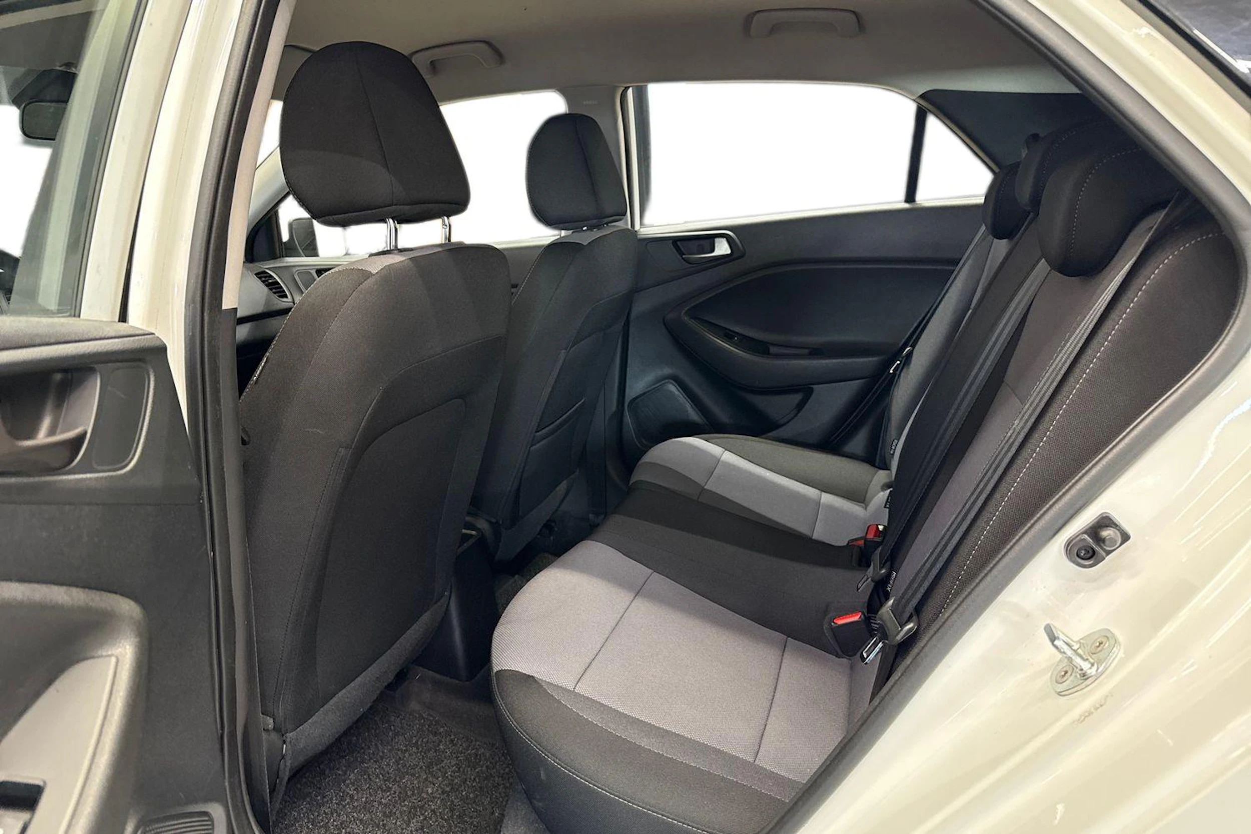 valkoinen Hyundai i20 5d 2018 kuva 8.