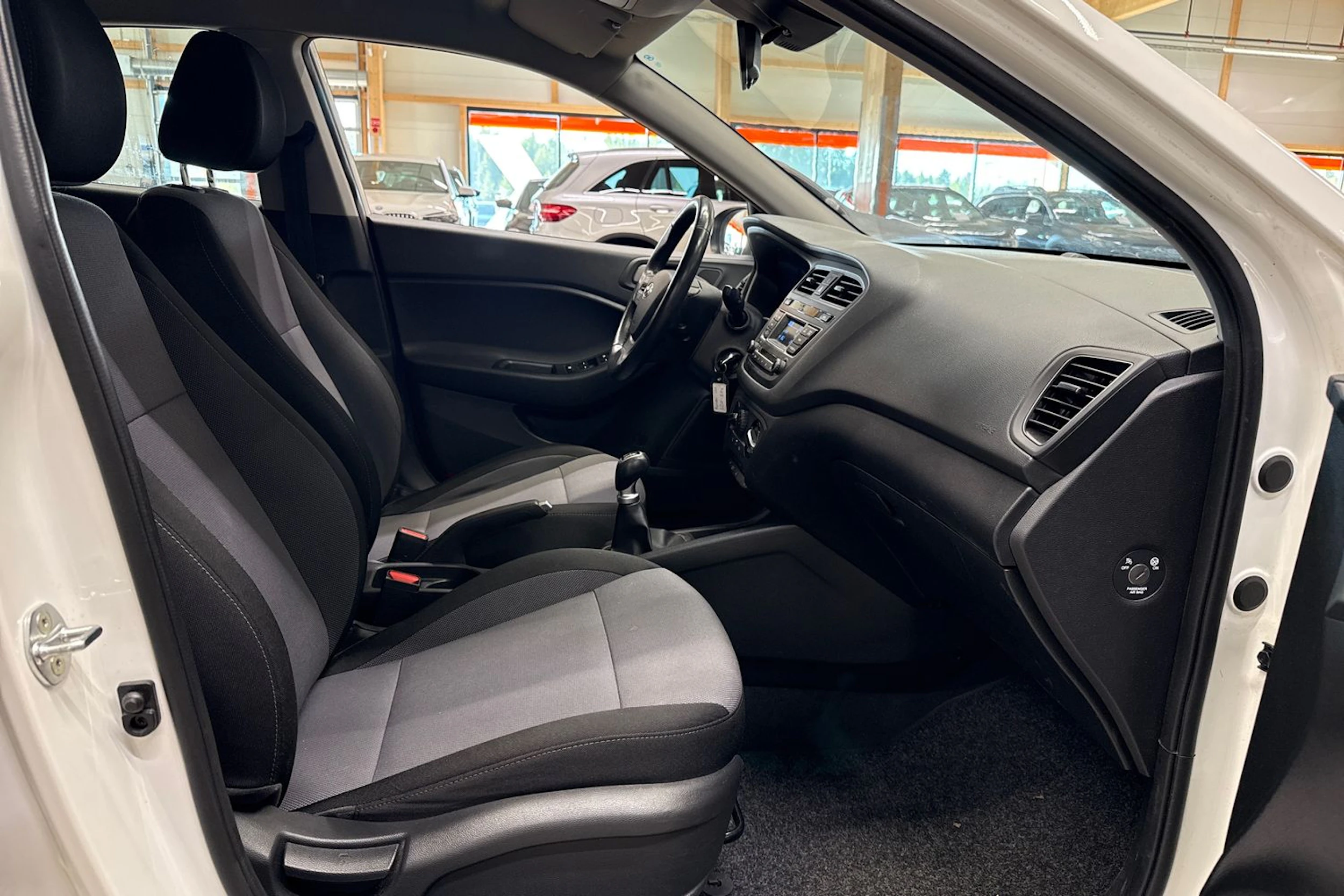 valkoinen Hyundai i20 5d 2018 kuva 11.