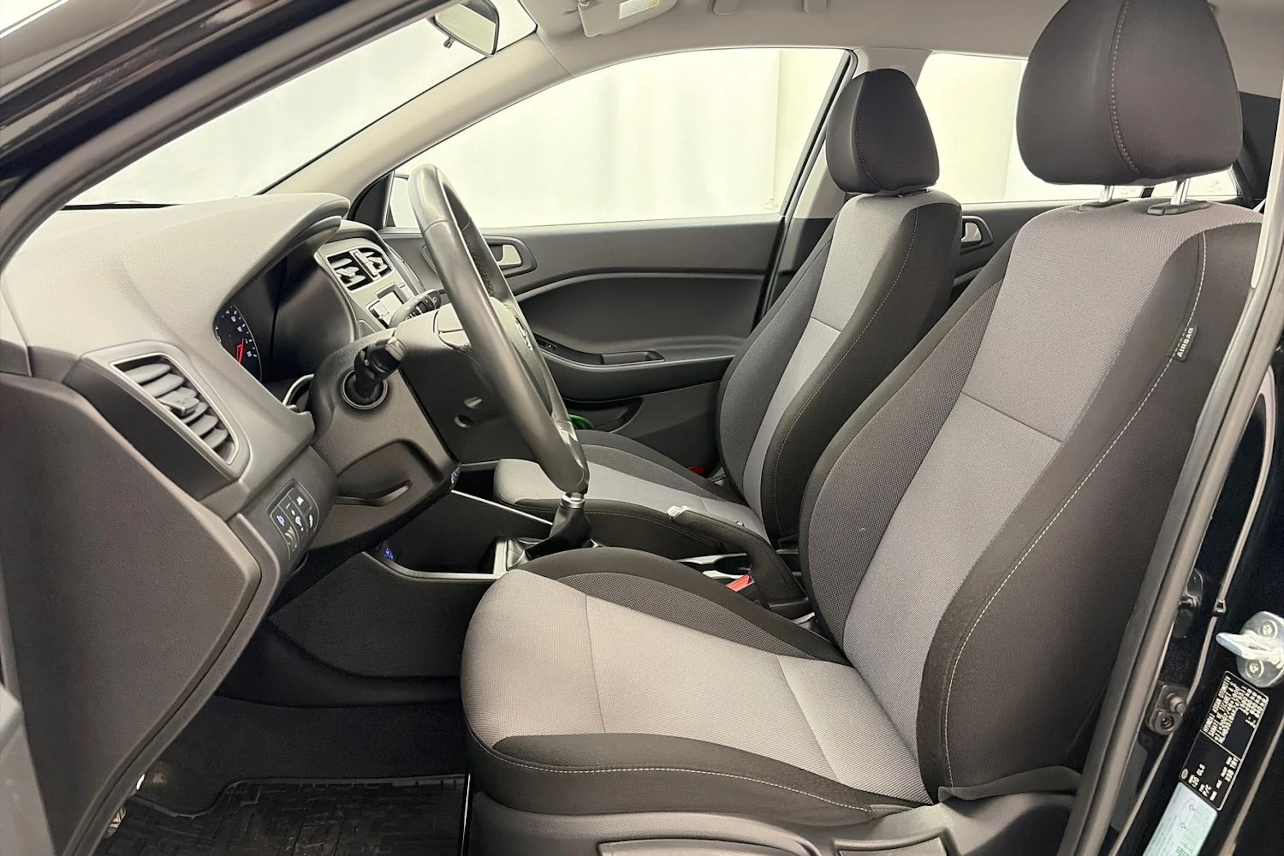 musta Hyundai i20 Hatchback 2018 kuva 12.