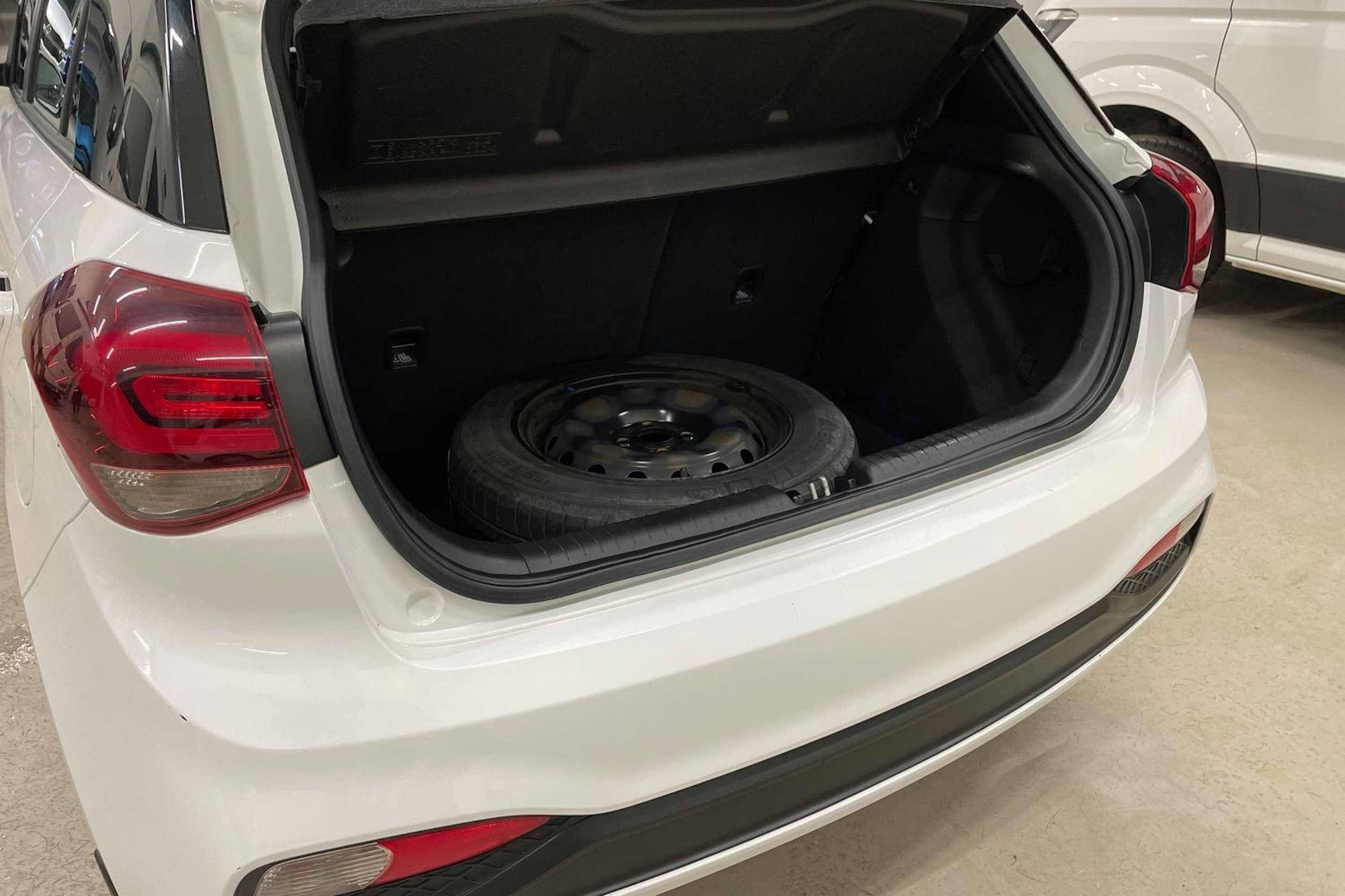 valkoinen Hyundai i20 Hatchback 2019 kuva 14.