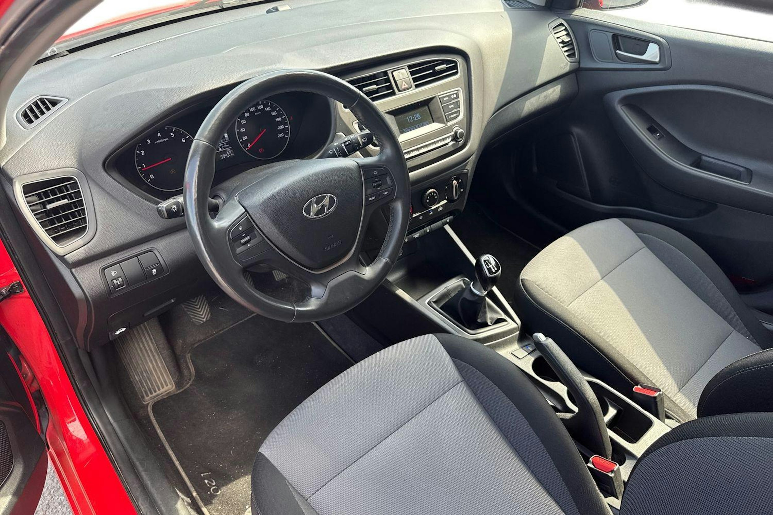 punainen Hyundai i20 Hatchback 2019 kuva 3.