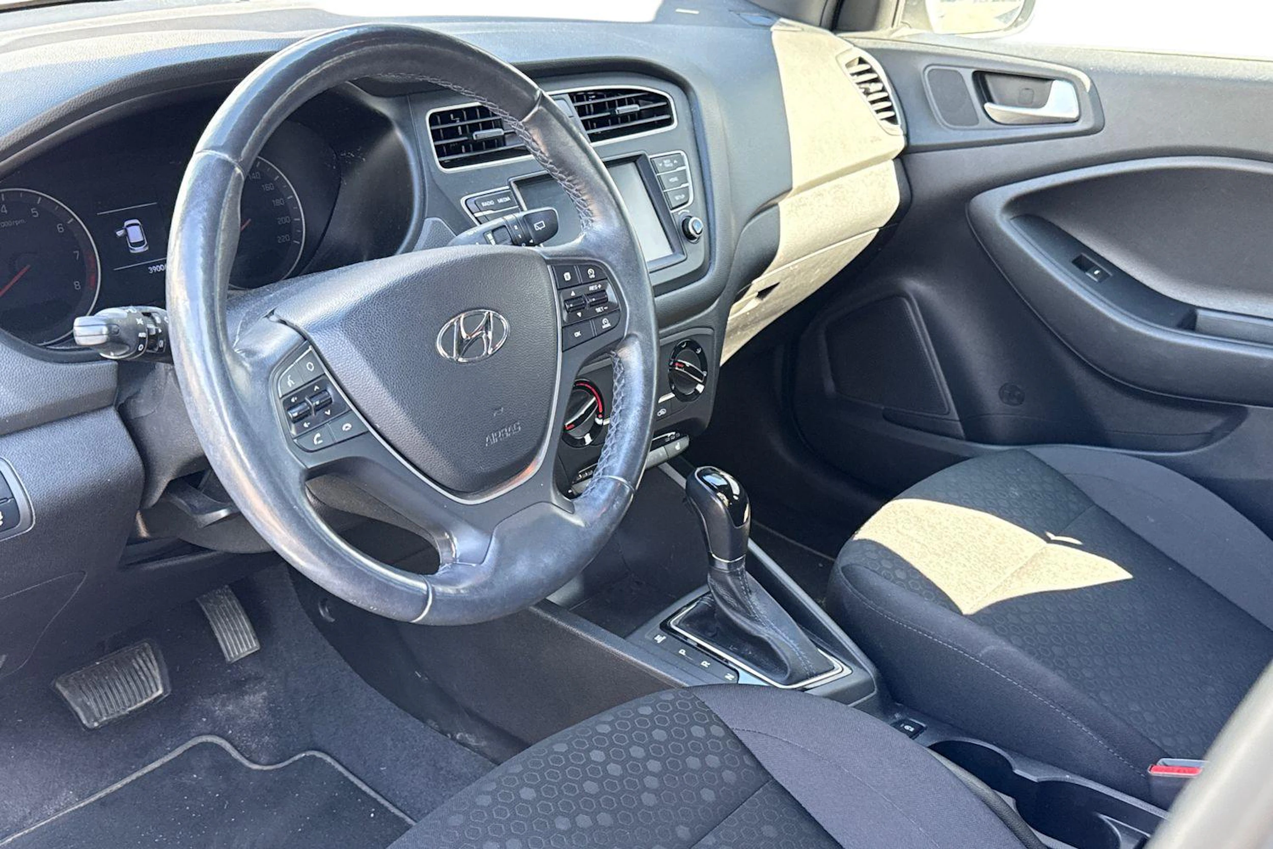 valkoinen Hyundai i20 Hatchback 2019 kuva 3.