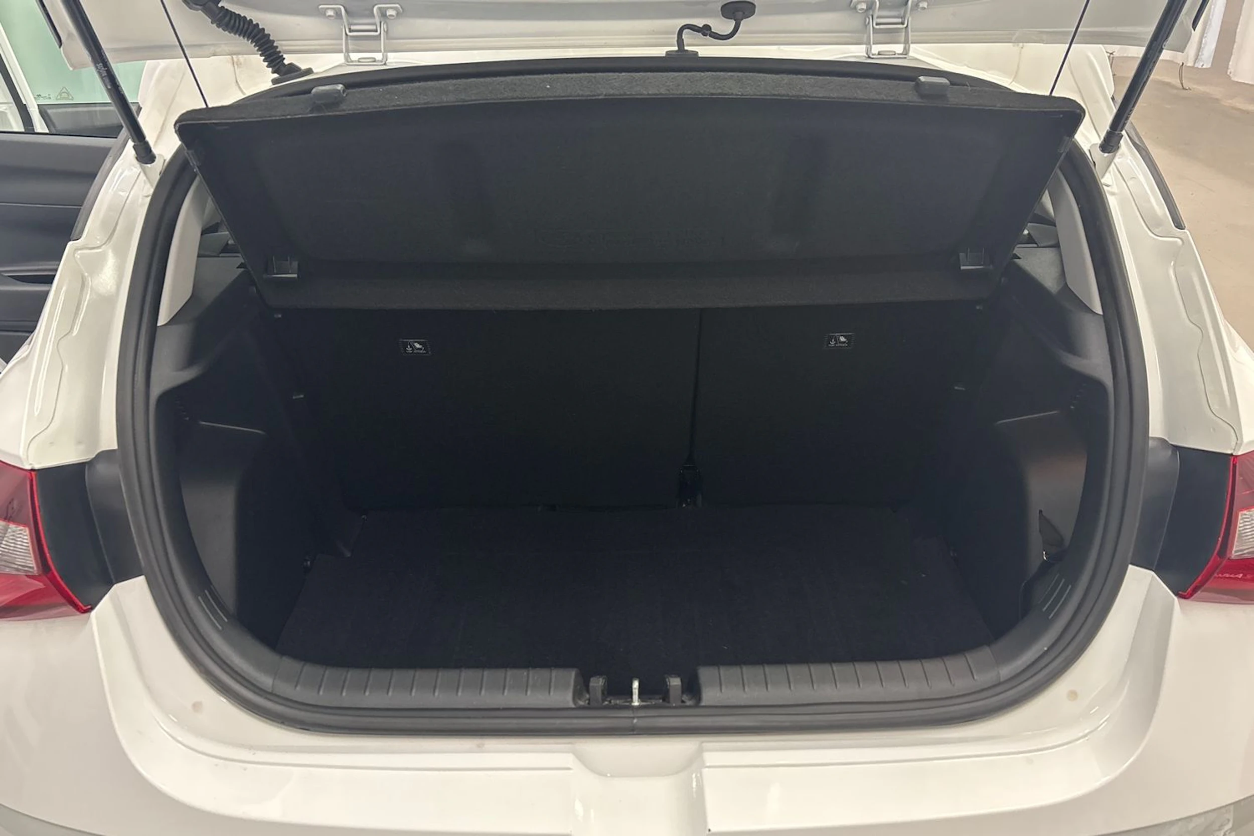 valkoinen Hyundai i20 Hatchback 2022 kuva 16.