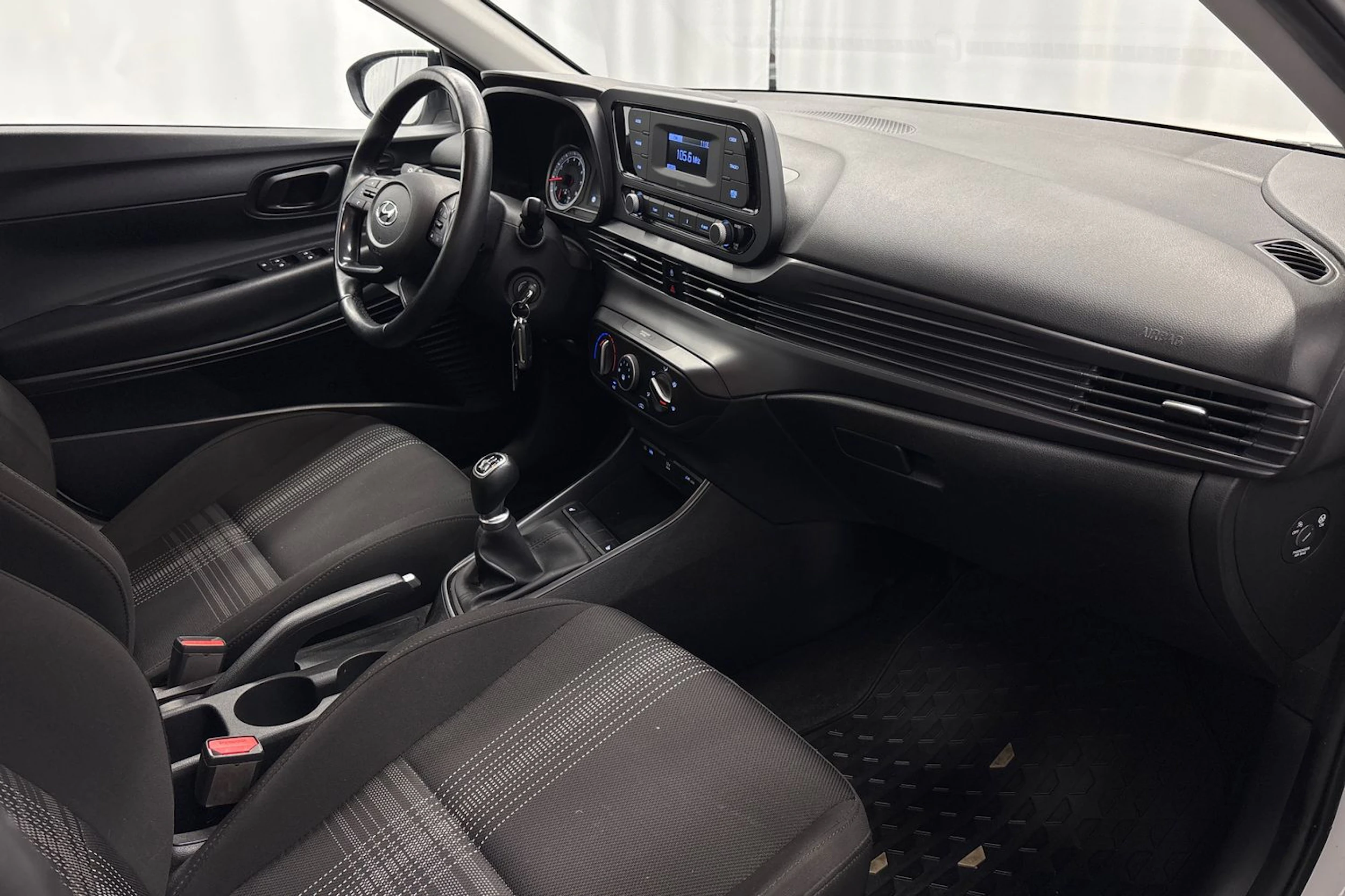 valkoinen Hyundai i20 Hatchback 2022 kuva 16.