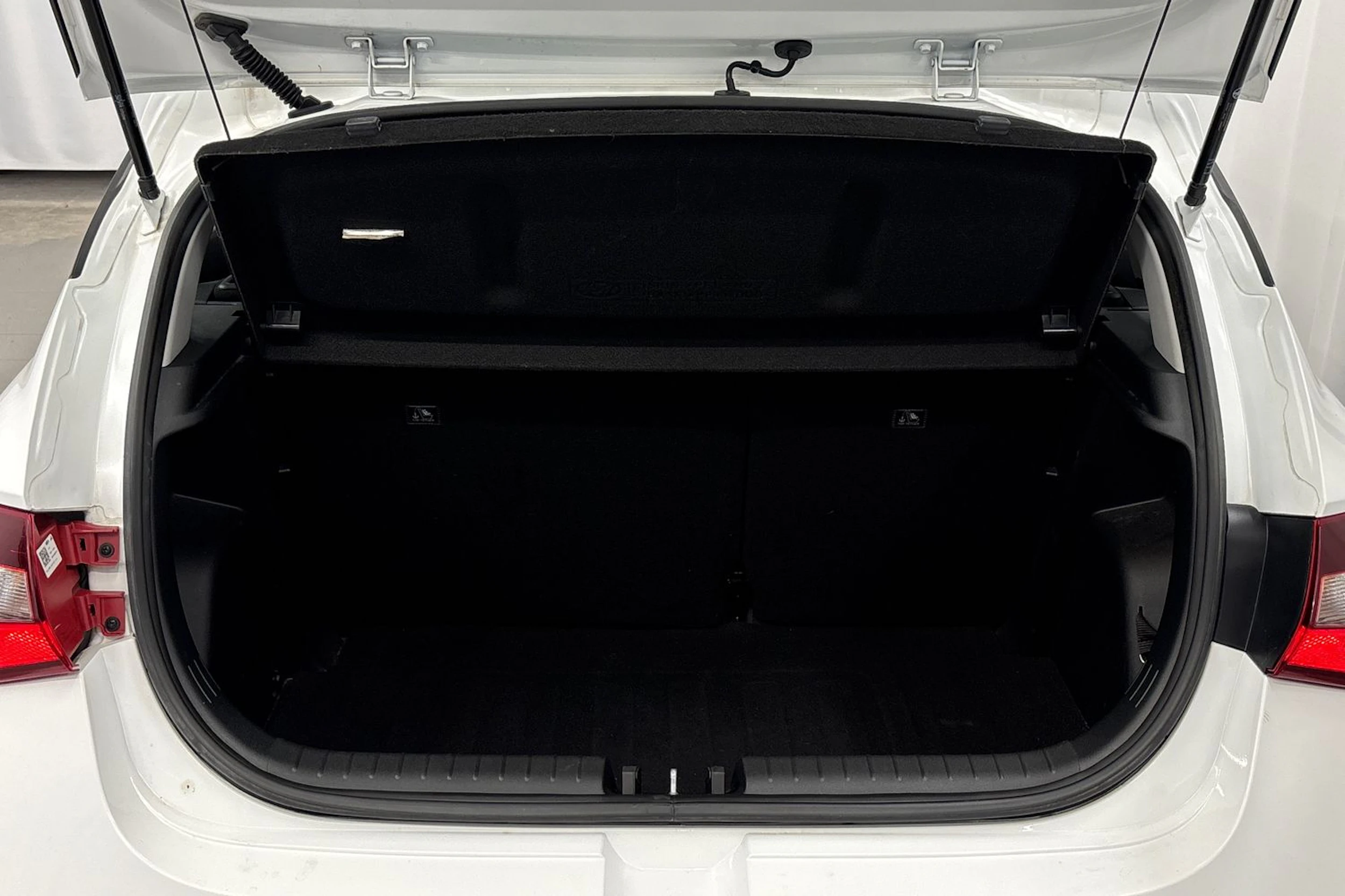 valkoinen Hyundai i20 Hatchback 2022 kuva 17.
