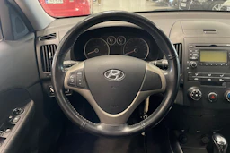 punainen Hyundai i30 2008 kuva 15.