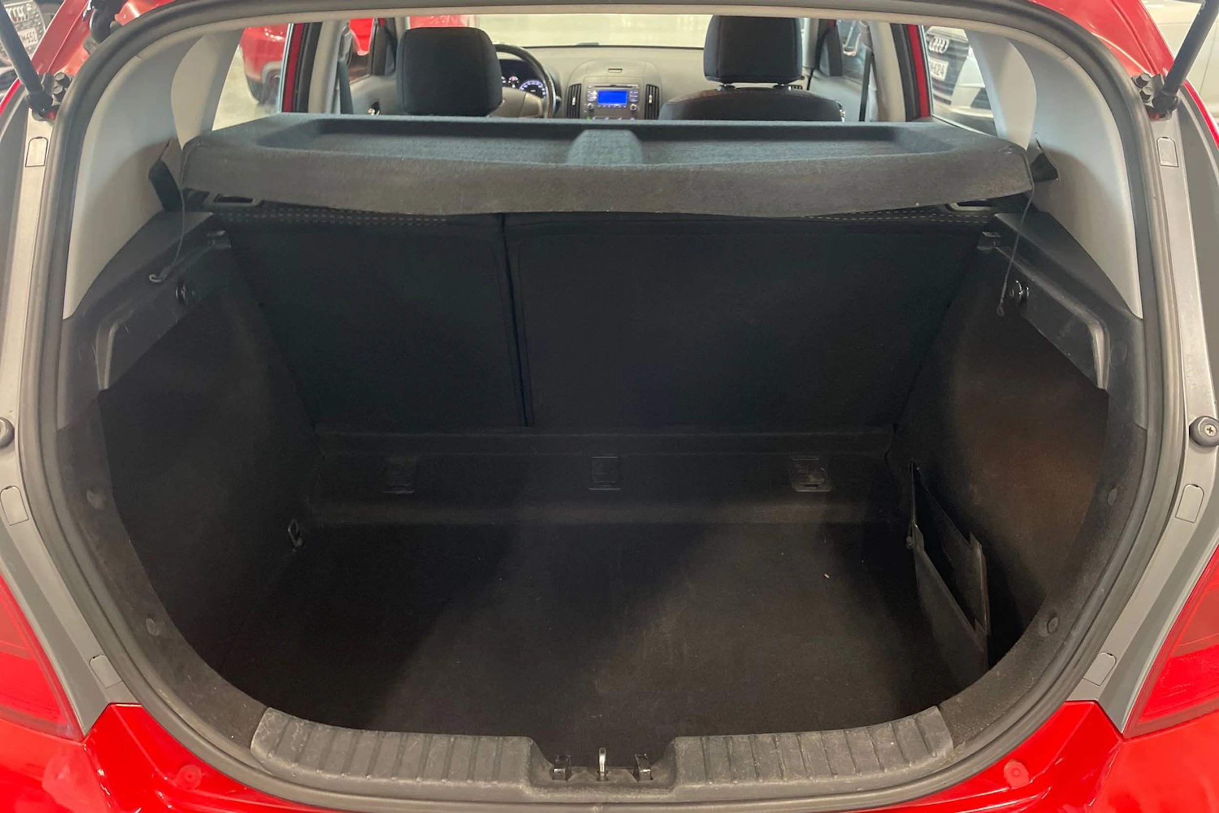 punainen Hyundai i30 2008 kuva 26.