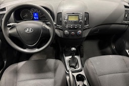 punainen Hyundai i30 2009 kuva 9.