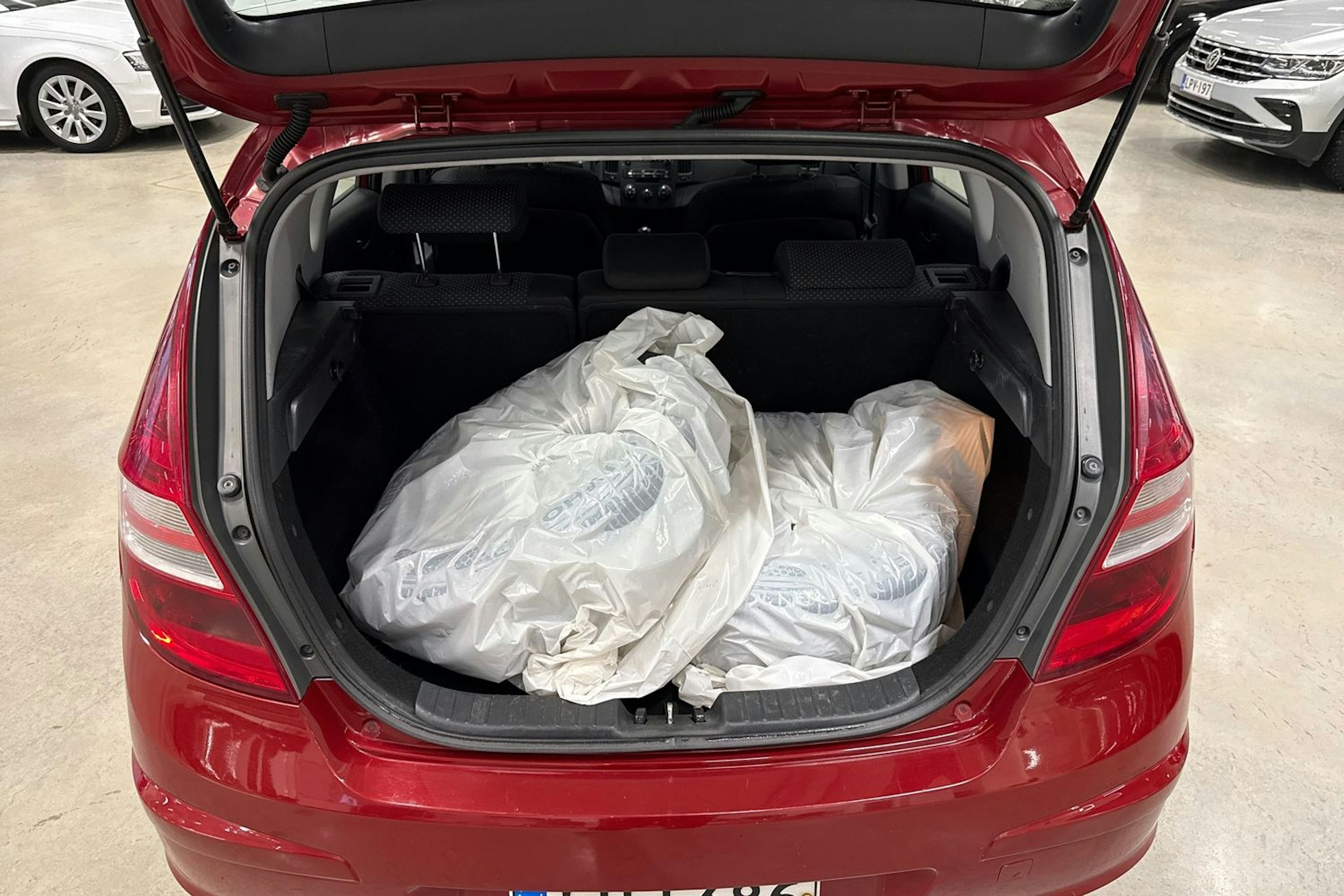 punainen Hyundai i30 2009 kuva 14.