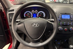 punainen Hyundai i30 2009 kuva 17.