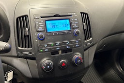 punainen Hyundai i30 2009 kuva 18.