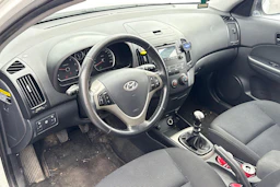 Valkoinen Hyundai i30 2009 kuva 6.