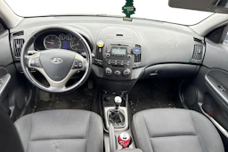 Valkoinen Hyundai i30 2009 kuva 7.