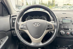 Valkoinen Hyundai i30 2009 kuva 11.