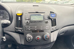 Valkoinen Hyundai i30 2009 kuva 13.