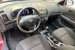 Punainen Hyundai i30 2011 kuva 8.