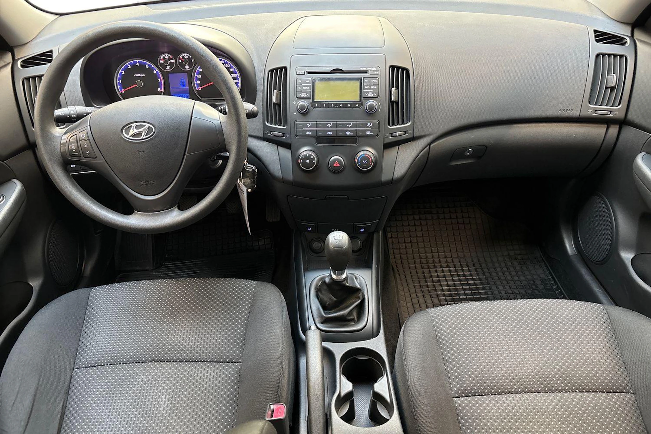 Punainen Hyundai i30 2011 kuva 9.