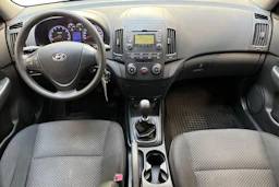 Punainen Hyundai i30 2011 kuva 9.