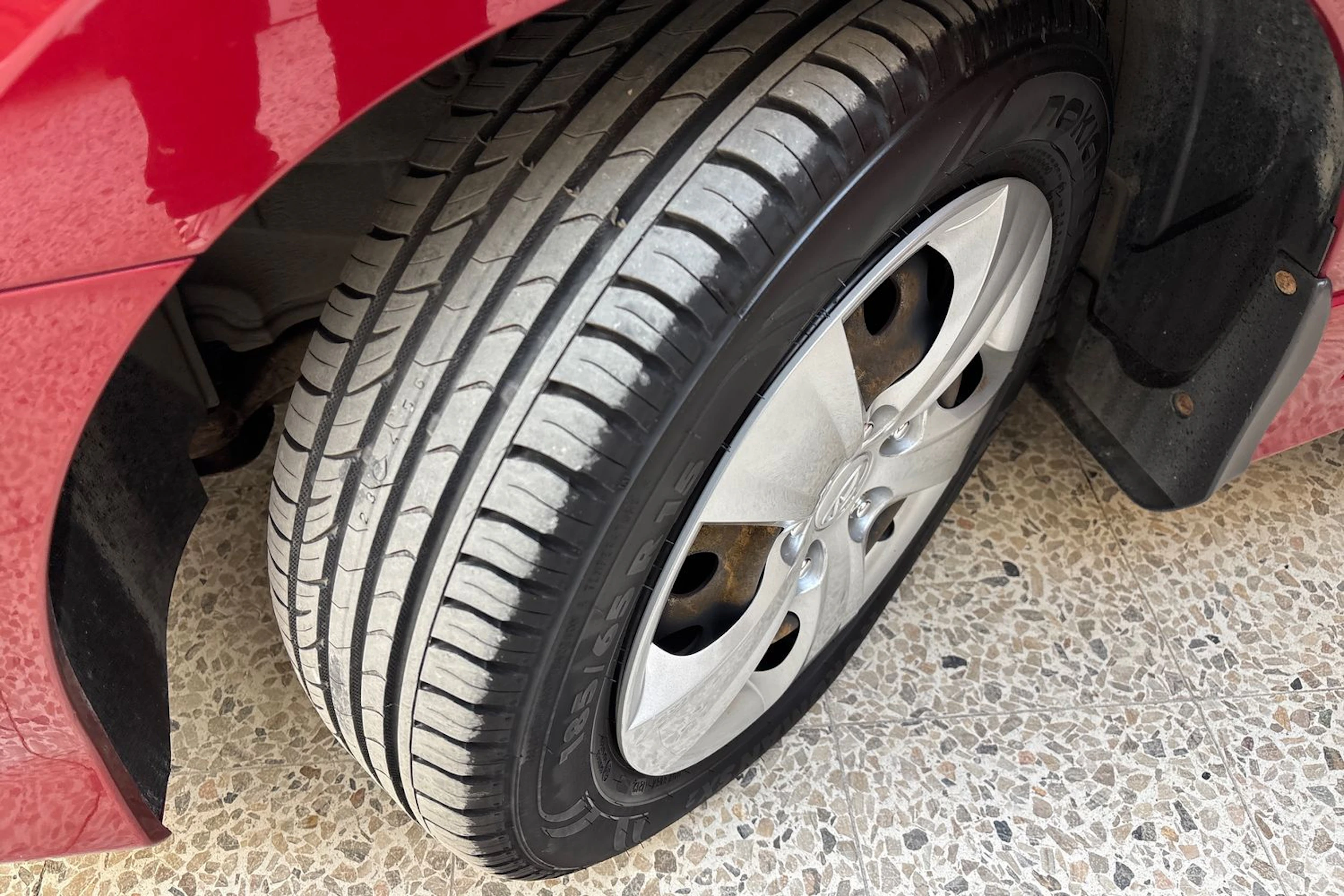 Punainen Hyundai i30 2011 kuva 13.