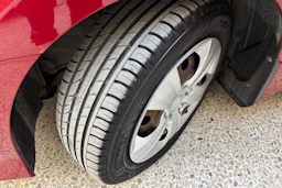 Punainen Hyundai i30 2011 kuva 13.