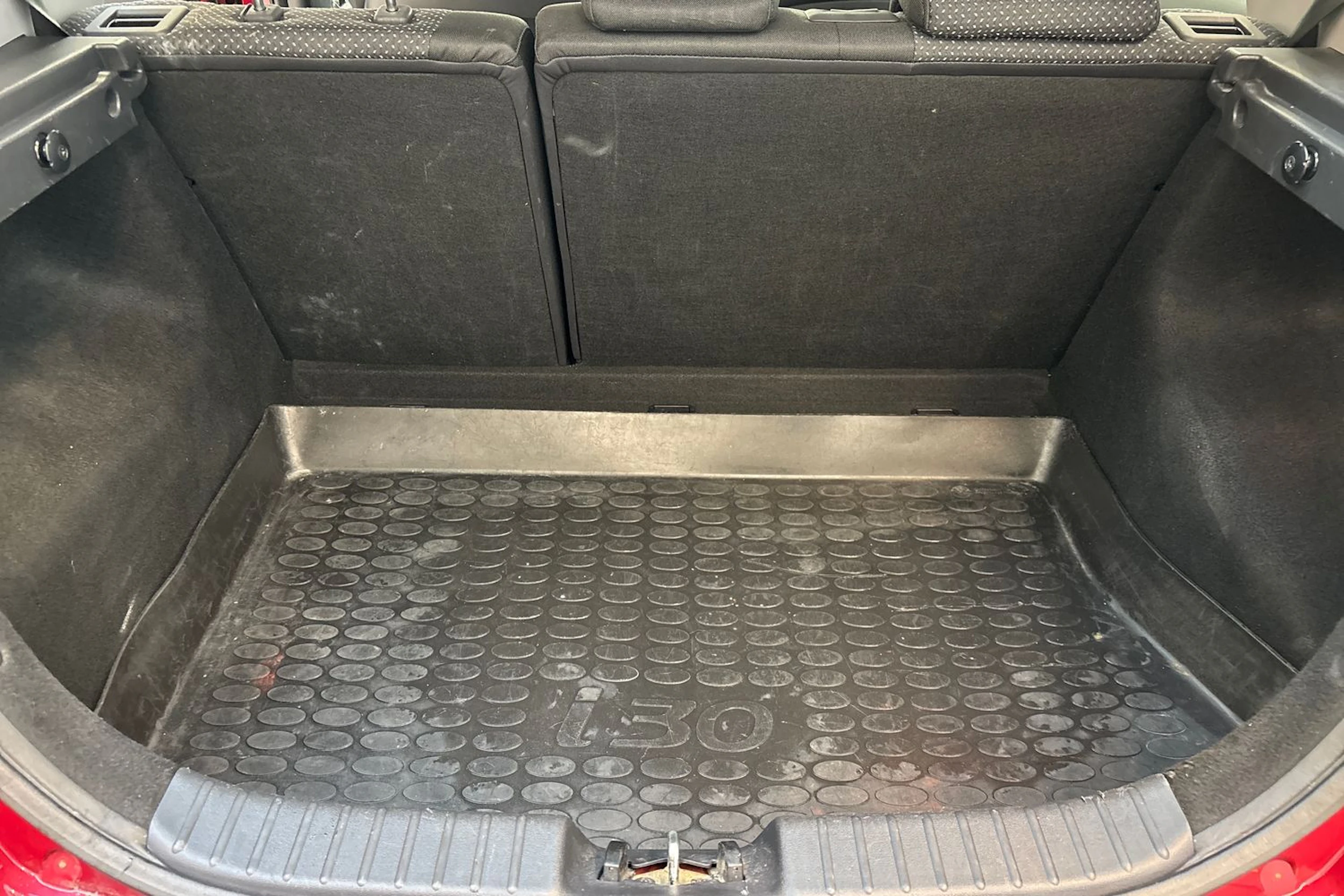 Punainen Hyundai i30 2011 kuva 16.