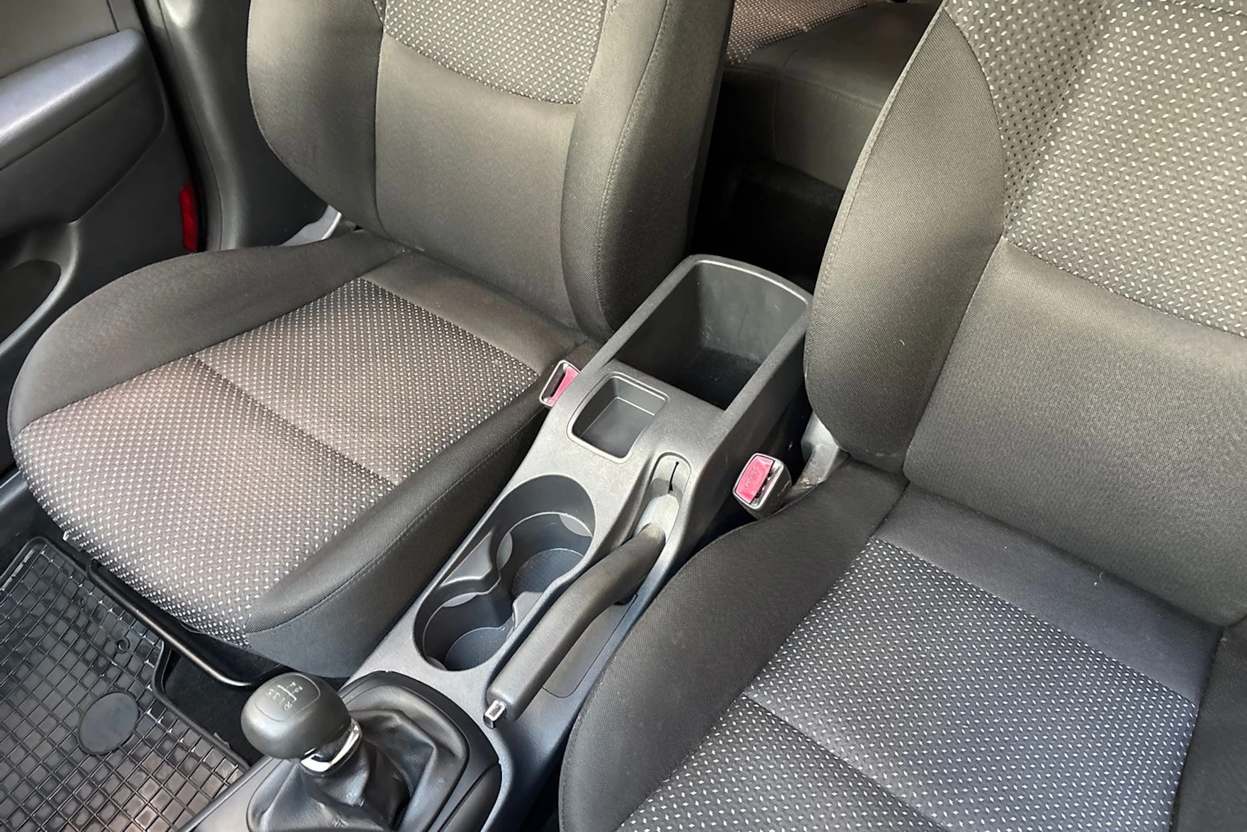 Punainen Hyundai i30 2011 kuva 22.