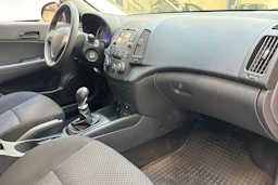 Punainen Hyundai i30 2011 kuva 23.