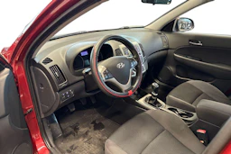 punainen Hyundai i30 2011 kuva 3.