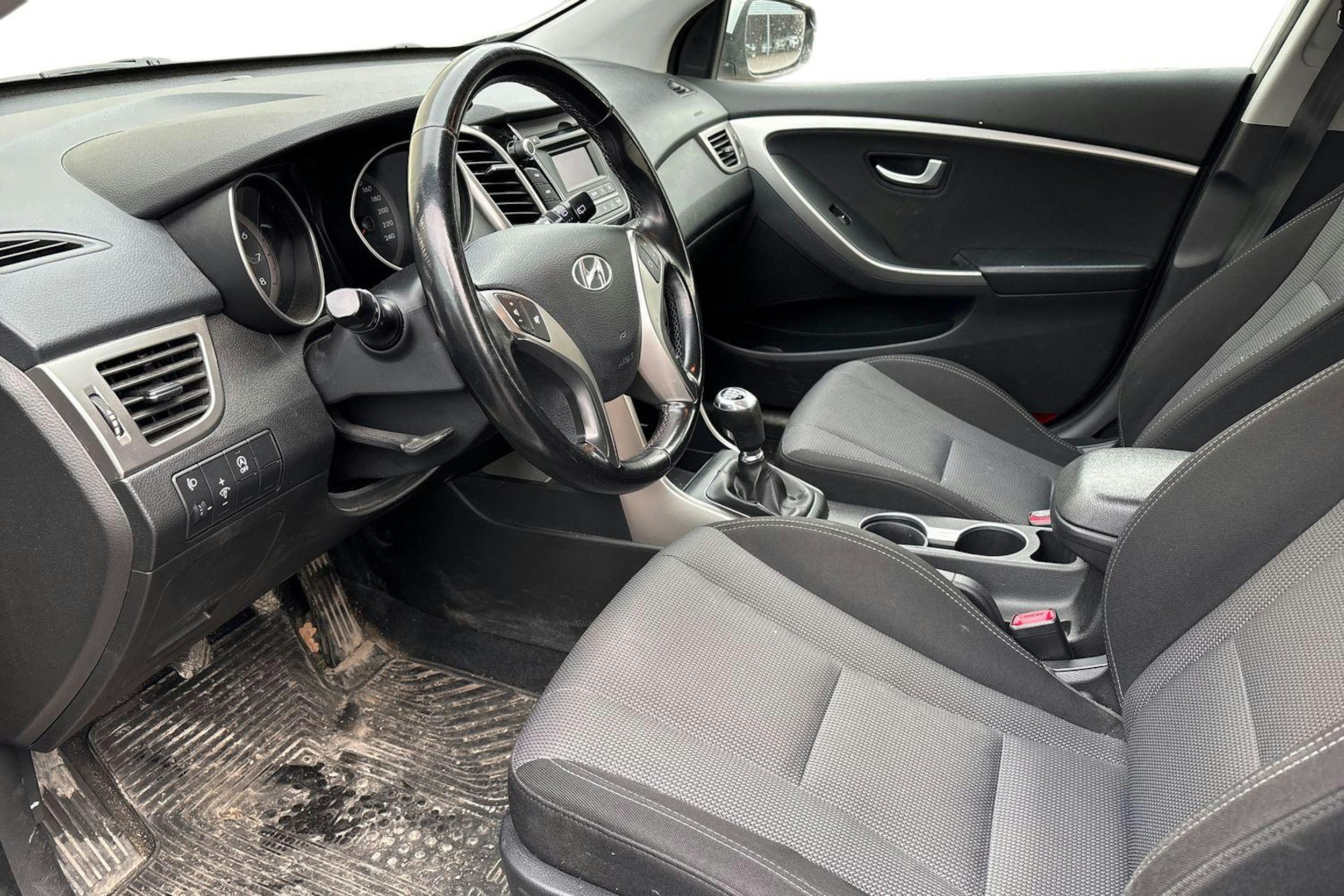 valkoinen Hyundai i30 5d 2012 kuva 3.