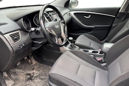 valkoinen Hyundai i30 5d 2012 kuva 3.