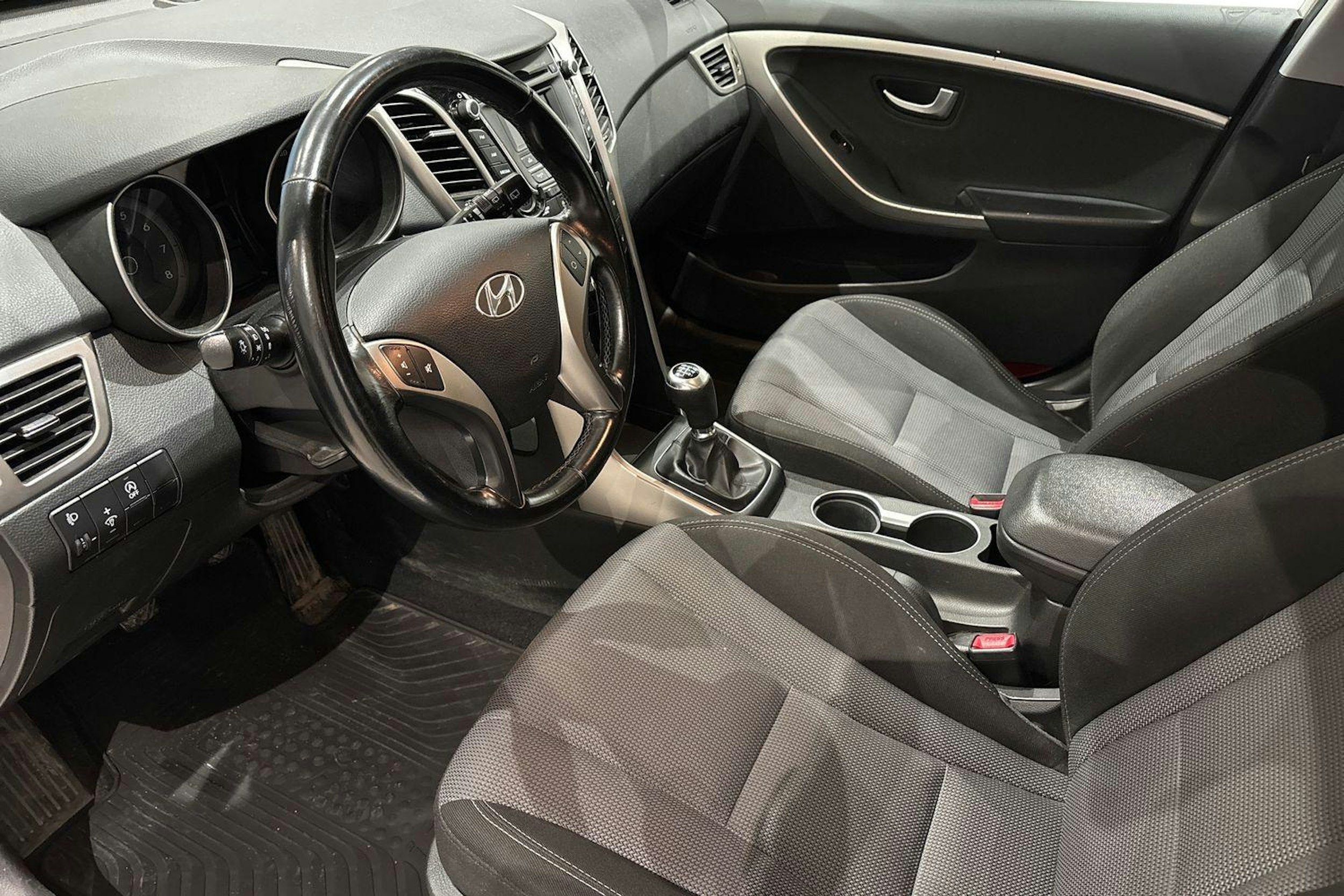 valkoinen Hyundai i30 5d 2012 kuva 6.