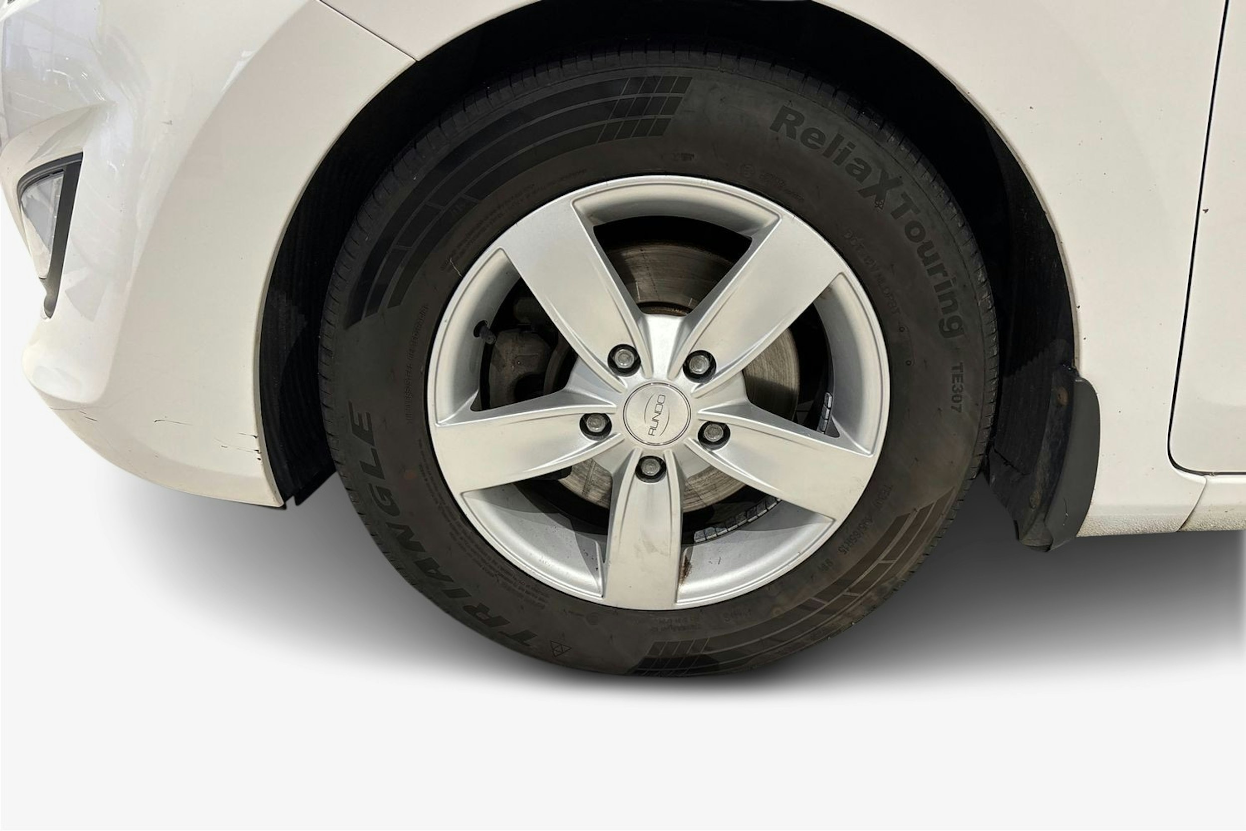 valkoinen Hyundai i30 5d 2012 kuva 9.