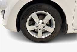 valkoinen Hyundai i30 5d 2012 kuva 9.