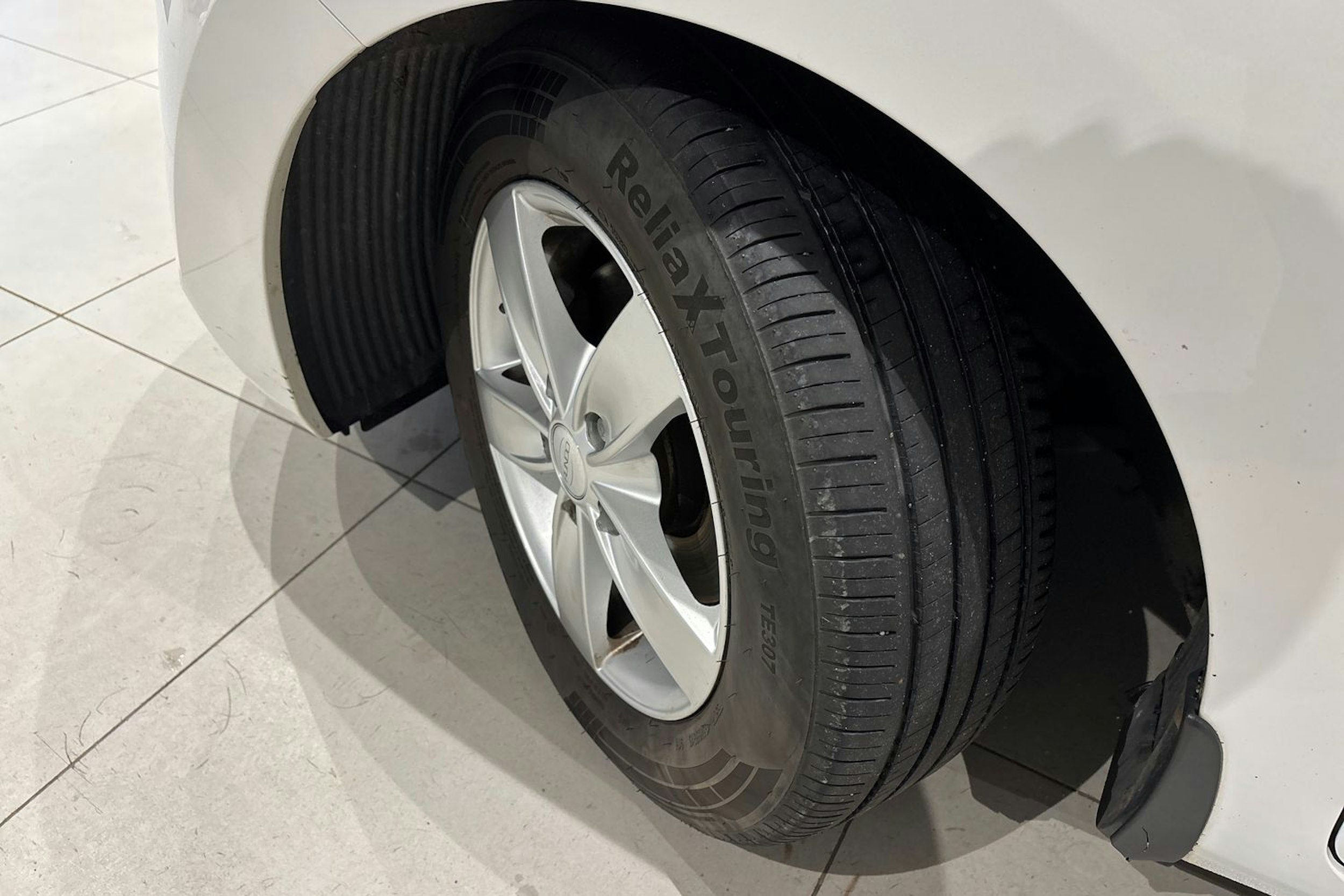 valkoinen Hyundai i30 5d 2012 kuva 10.